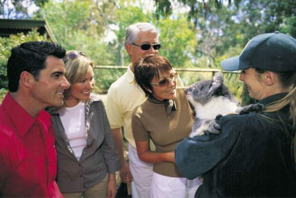 遊客可餵飼動物,與牠們近距離接觸。(相片來源:南澳旅遊局)<br /> 阿得萊德